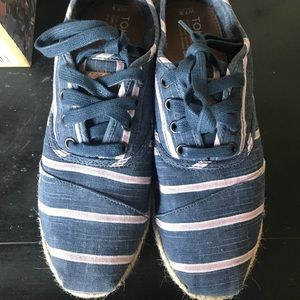 Toms Cordones blue pink white stripe sneaker 7.5